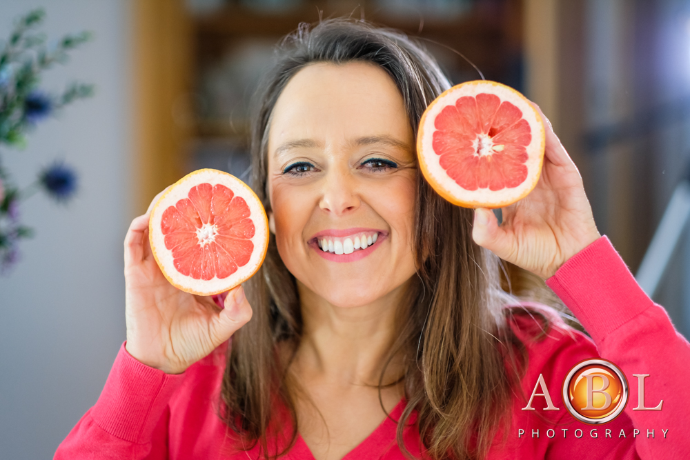 portrait of a nutritionist lady holding grapefruit